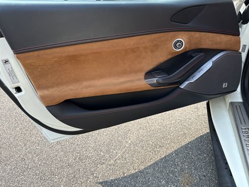 Used 2019 Ferrari Portofino RWD image 9