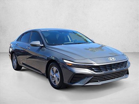 Used 2025 Hyundai Elantra SE image 3