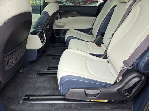 Certified 2025 Kia Carnival SX Prestige FWD image 15