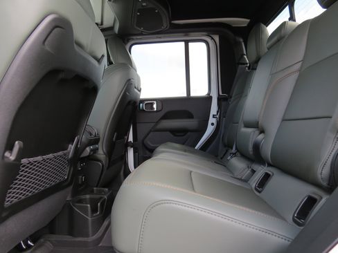 New 2025 Jeep Gladiator Mojave image 17