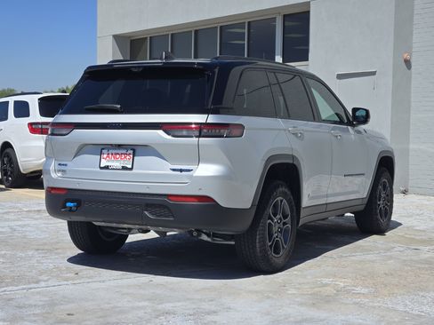 Used 2024 Jeep Grand Cherokee Trailhawk w/ Advanced Protech Group II AWD/4WD image 8