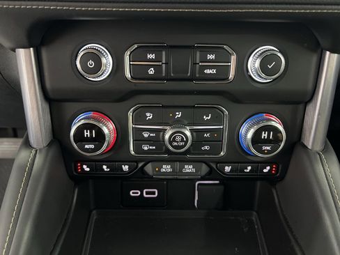 Used 2024 GMC Yukon SLT image 16