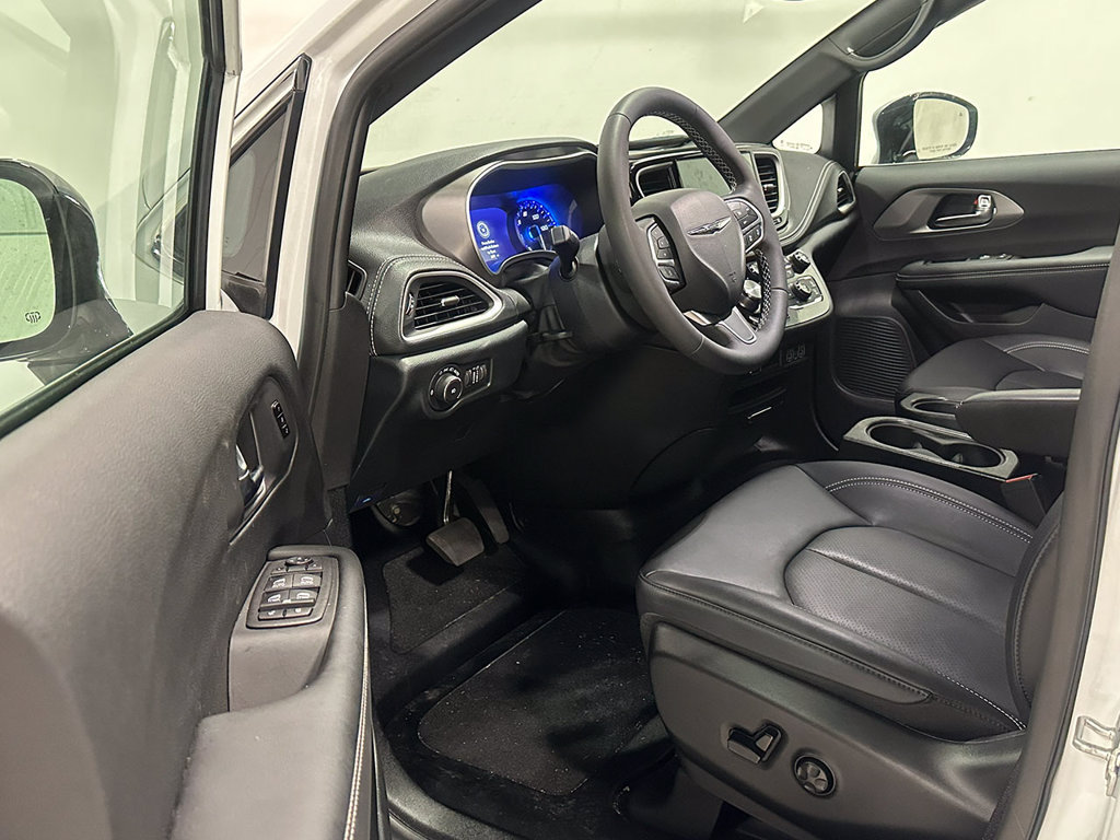 Used 2025 Chrysler Pacifica Select FWD image 14