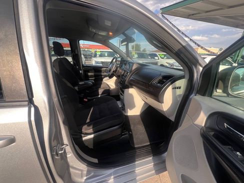 Used 2018 Dodge Grand Caravan SE w/ UConnect Hands-Free Group FWD image 12