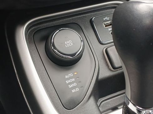 Used 2018 Jeep Compass Latitude w/ Cold Weather Group AWD/4WD image 20