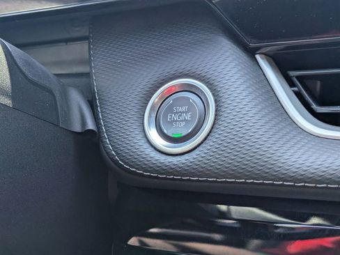 Used 2025 Chevrolet Equinox LT FWD image 24