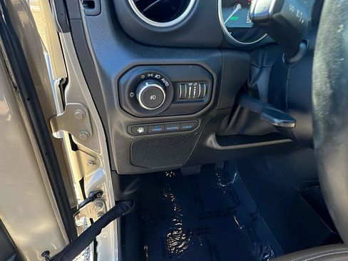 Used 2022 Jeep Wrangler Unlimited Rubicon 4xe w/ Cold Weather Group AWD/4WD image 22