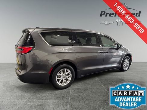 Used 2023 Chrysler Pacifica Touring-L image 18