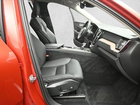 Used 2021 Volvo XC60 T5 Momentum w/ Advanced Package AWD/4WD image 29