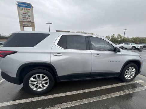 Used 2022 Chevrolet Traverse LS FWD image 8