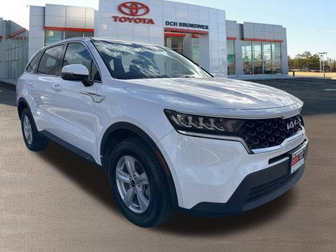 Used 2022 Kia Sorento LX image 3