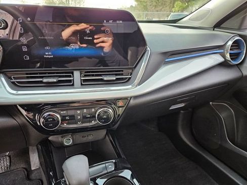 Used 2025 Chevrolet Trax LT w/ LT Convenience Package image 21