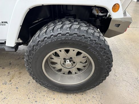 Used 2017 Jeep Wrangler Unlimited Sahara image 21