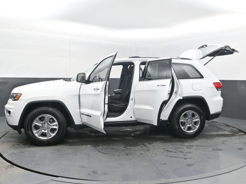 Used 2017 Jeep Grand Cherokee Laredo w/ Quick Order Package 2BE image 37