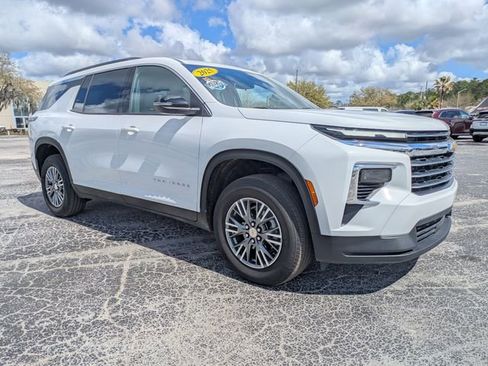 Used 2025 Chevrolet Traverse LT FWD image 2