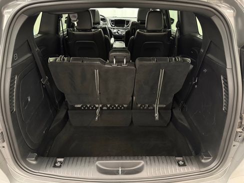 Used 2022 Chrysler Pacifica Limited w/ Uconnect Theater Family Group image 5