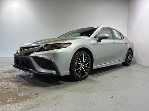 Used 2024 Toyota Camry SE image 2