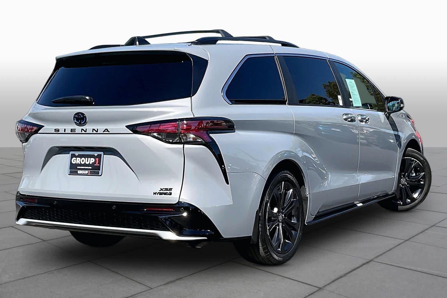 Used 2024 Toyota Sienna XSE w/ XSE Premium Package FWD image 12