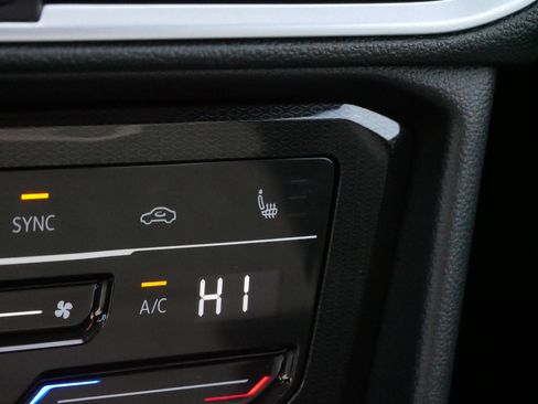 Used 2025 Volkswagen Taos SE image 30