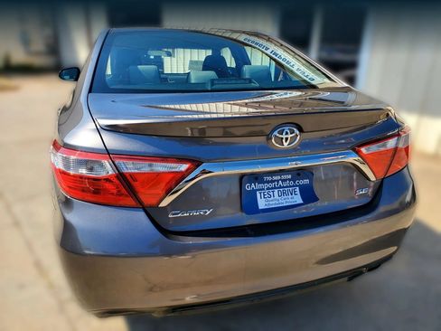 Used 2017 Toyota Camry SE w/ Moonroof Package FWD image 11