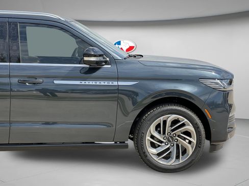 New 2025 Lincoln Navigator Reserve image 13