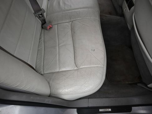 Used 2002 Lincoln Town Car Signature image 25