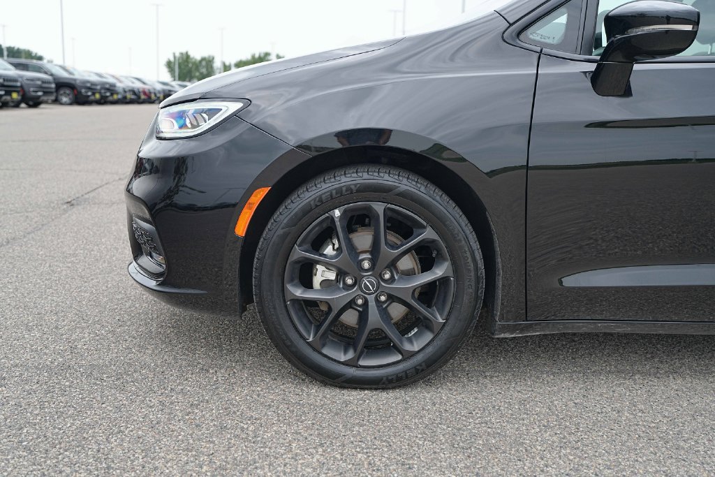 Used 2025 Chrysler Pacifica Limited FWD image 12