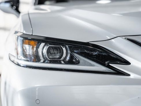 Used 2023 Lexus ES 300h w/ Luxury Package image 10