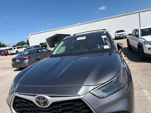Used 2023 Toyota Highlander XLE FWD image 2