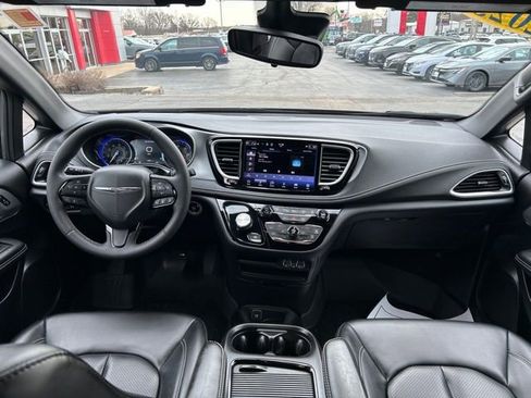 Used 2023 Chrysler Pacifica Touring-L w/ S Appearance Package image 25
