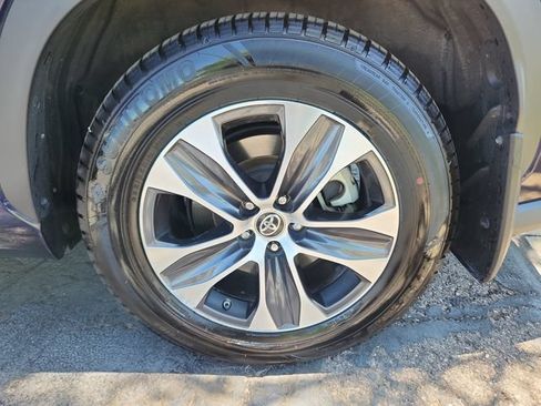 Used 2021 Toyota Highlander XLE AWD/4WD image 26