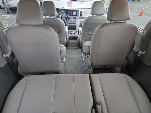 Used 2015 Toyota Sienna XLE Premium image 19