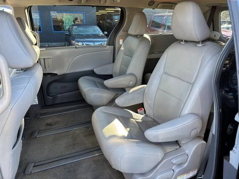 Used 2017 Toyota Sienna XLE 7-Passenger image 8