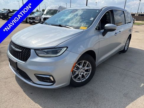 Used 2023 Chrysler Pacifica Touring-L FWD image 1