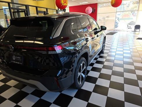 Certified 2025 Volkswagen Tiguan SE image 4