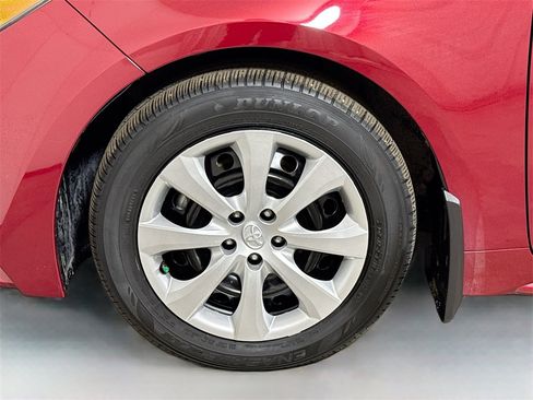 Used 2025 Toyota Corolla LE image 28