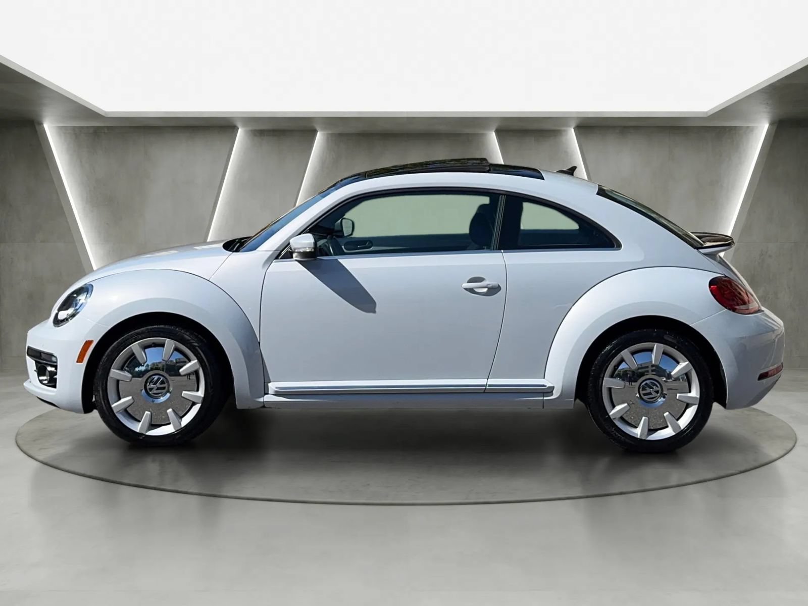 Used 2018 Volkswagen Beetle 2.0T SE w/ SE Premium Package FWD image 6