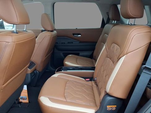 New 2026 Nissan Pathfinder Platinum image 5