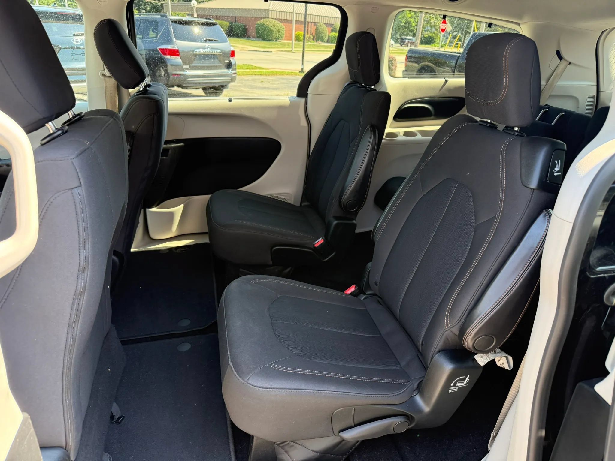Used 2017 Chrysler Pacifica Touring Plus w/ Tire & Wheel Group FWD image 10