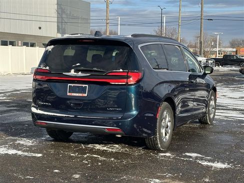 Used 2022 Chrysler Pacifica Limited image 4