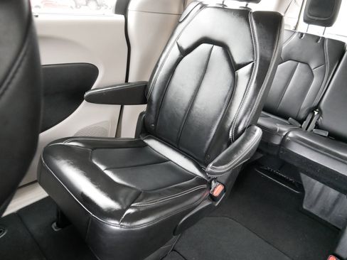 Certified 2024 Chrysler Pacifica Touring-L image 12