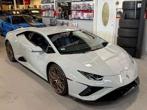 Used 2021 Lamborghini Huracan EVO image 3