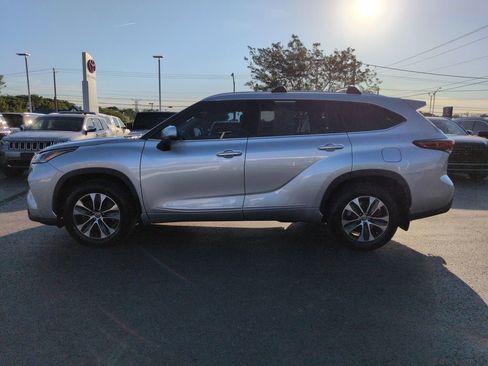 Used 2021 Toyota Highlander XLE AWD/4WD image 2
