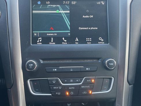 Used 2017 Ford Fusion SE w/ Fusion SE Technology Package image 19