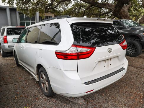 Used 2018 Toyota Sienna LE image 9