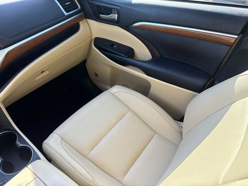 Used 2019 Toyota Highlander Limited FWD image 16