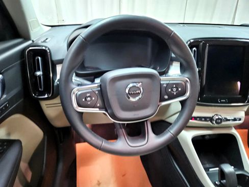 Used 2022 Volvo XC40 T5 Momentum image 27