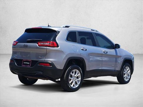 Used 2018 Jeep Cherokee Latitude Plus w/ Cold Weather Group AWD/4WD image 8
