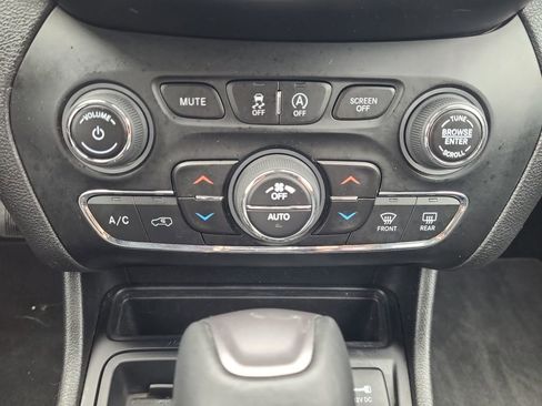 Used 2021 Jeep Cherokee Limited FWD image 24
