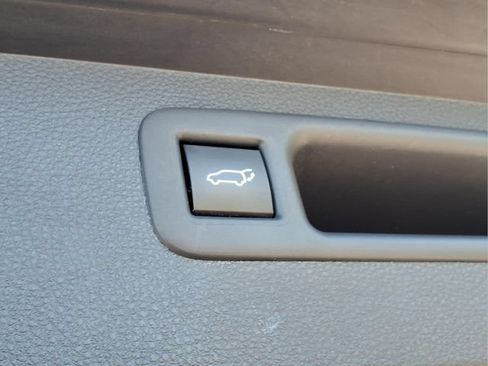 Used 2021 Toyota Highlander XLE AWD/4WD image 24